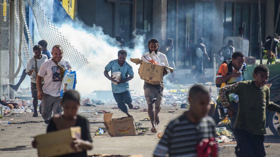 Papua New Guinea: At least eight dead after major rioting and looting