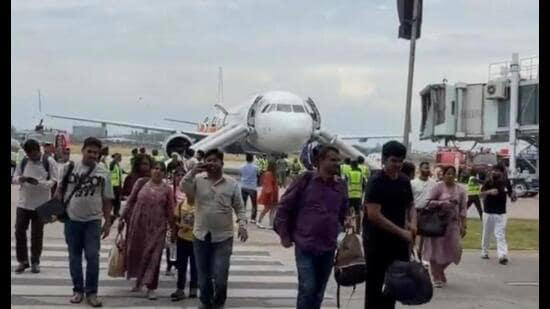 Safety Protocol : पावर बैंक में ब्लास्ट की जाँच, फ़्लाइट में धुआं भर रहा था, लोगों को सामान की पड़ी थी