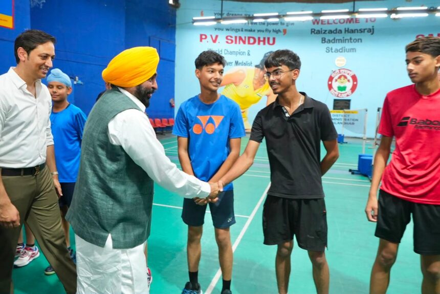Hansraj Stadium जालंधर में 10 इनडोर बैडमिंटन कोर्ट होंगे : CM