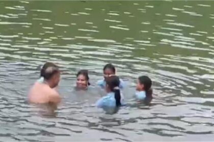 OBJECTIONABLE : बिना कपड़ों के छात्राओं के साथ नहाता दिखा प्रिंसिपल, गोद में उठाया…