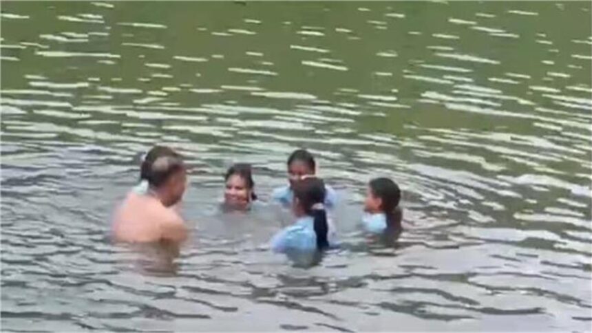 OBJECTIONABLE : बिना कपड़ों के छात्राओं के साथ नहाता दिखा प्रिंसिपल, गोद में उठाया…