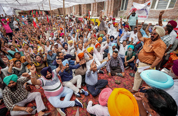 Big Breaking : कर्मचारियों ने पंजाब सरकार के खिलाफ मोर्चा खोला, नोटिस वापस लो वर्ना 8 Sep को सामूहिक छुट्टी