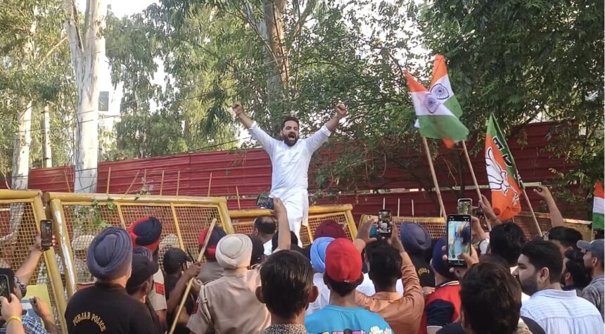 BJP YOUTH : वन्देमातरम के सम्मान में भाजपा का कांग्रेस भवन के बाहर प्रदर्शन