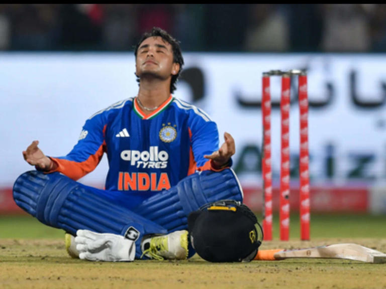 Opener Abhishek Sharma ने रचा इतिहास, 30 गेंदों में 100 RUN बनाए