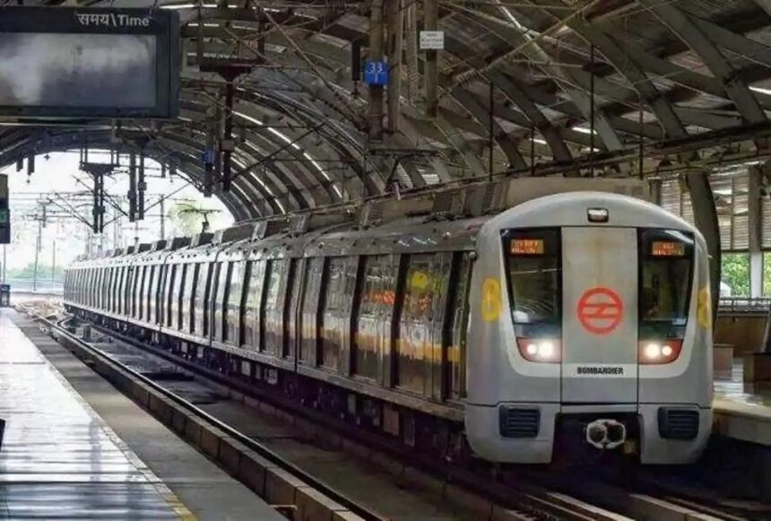 DELHI METRO : अंडरगारमेंट में ले जा रहा था संदिग्ध चीज, CISF ने दबोचा पैसेंजर