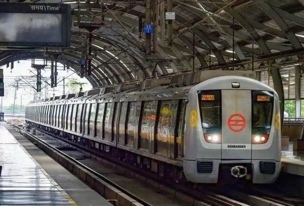DELHI METRO : अंडरगारमेंट में ले जा रहा था संदिग्ध चीज, CISF ने दबोचा पैसेंजर