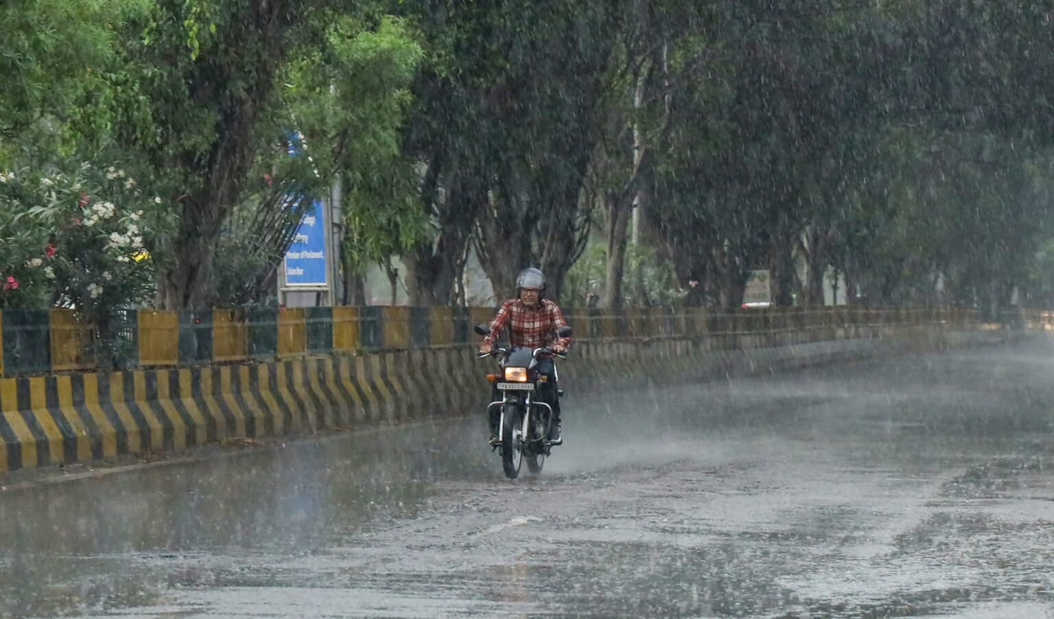 Punjab : करवा चौथ पर मौसम बिगाड़ सकता है रंग! कई जिलों में बारिश आंधी-तूफान का अलर्ट