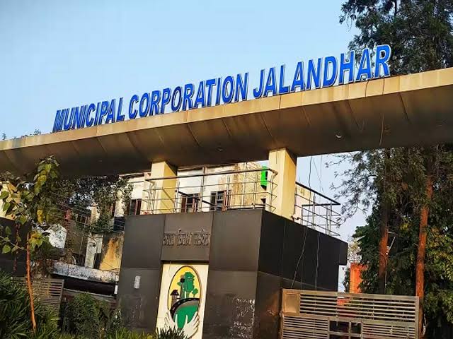 Jalandhar Corporation में ठेकों को लेकर उठे सवाल, कर्मचारियों-अफसरों के परिवारों को दे रखे कॉन्ट्रैक्ट !